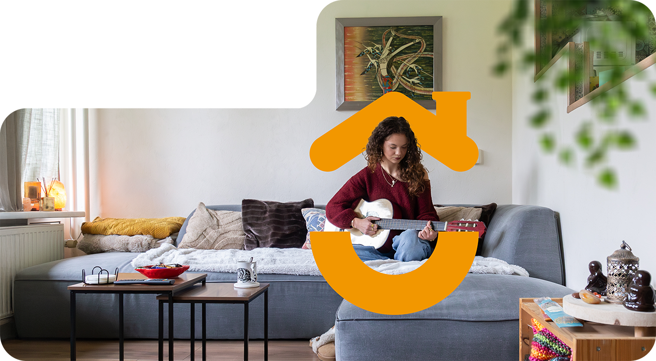 Hier is een passende alt-tekst voor de afbeelding, geoptimaliseerd voor toegankelijkheid en vindbaarheid: Een jonge vrouw speelt gitaar op een grijze loungebank in een sfeervolle woonkamer van Krijtland Wonen, met op de voorgrond het oranje logo van de organisatie.