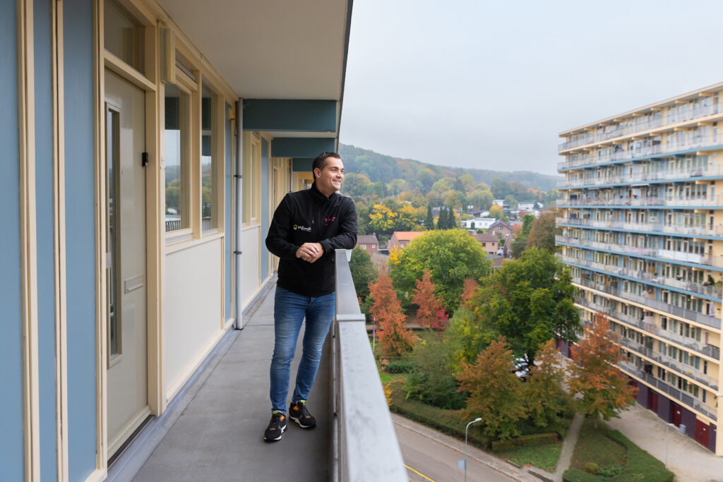 Dennis van krijtland wonen, Hij staat op een flatgebouw en kijkt om zich heen naar de omgeving