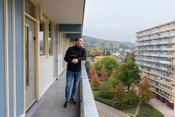 Dennis van krijtland wonen, Hij staat op een flatgebouw en kijkt om zich heen naar de omgeving